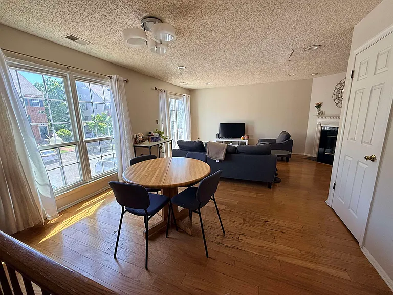 27 Cedar St — Photo 2