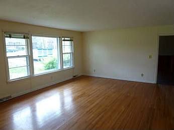 5th image of 219 Davis St