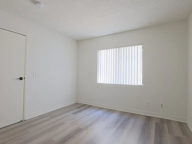 943 Elden Ave — Photo 8