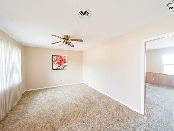 2nd image of 907 Mimosa St