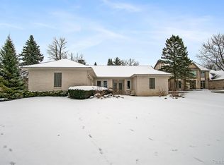 2056 Sundew Dr, Troy, MI 48098