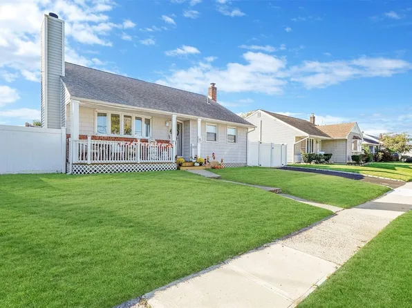 15 E Hampton Road, Lindenhurst, NY 11757