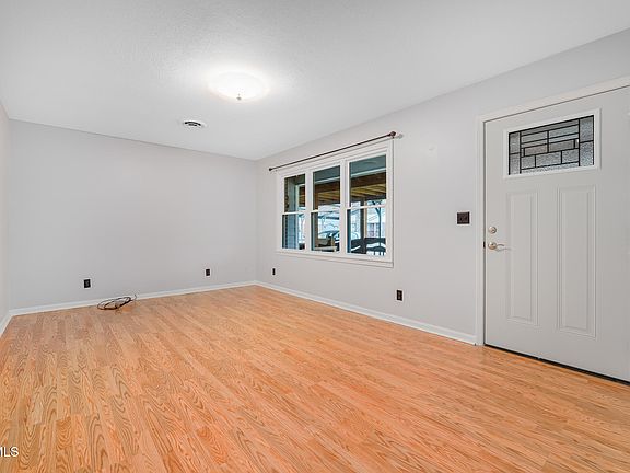 5th image of 164 Brown Pl