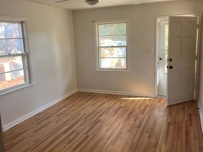 1115 Oakwood Dr — Photo 2
