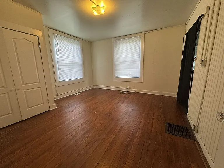 215 E 9th St — Photo 30