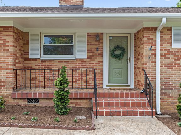 3rd image of 811 Claremont Ct