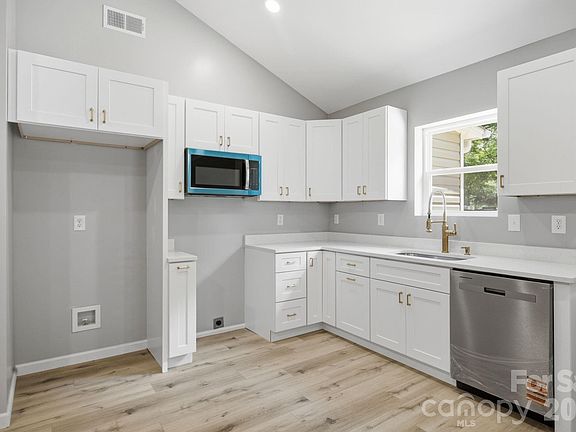 5th image of 934 Brandon St