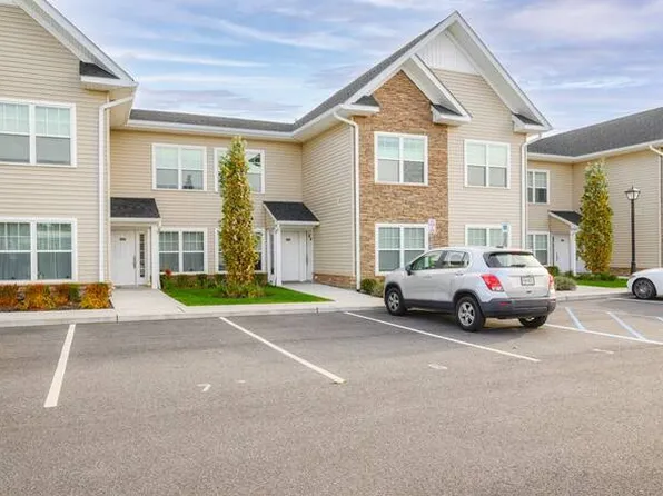 4106 Fox Hill Dr, Calverton, NY 11933