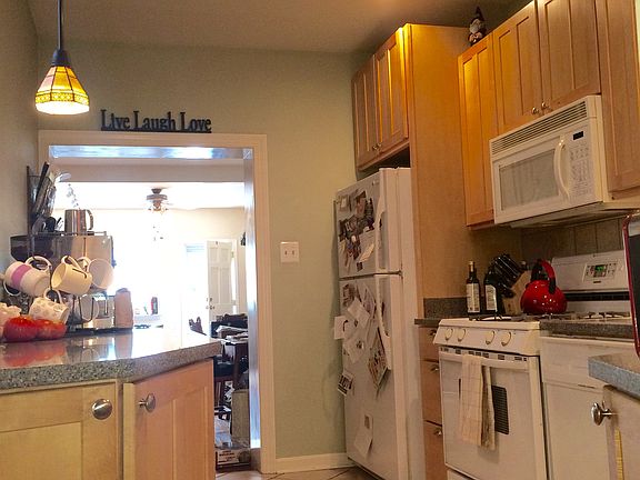 Beautiful kitchen w/ granite