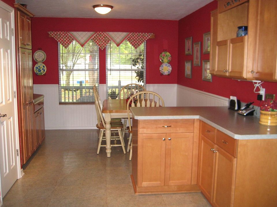 Large Eat-In Kitchen