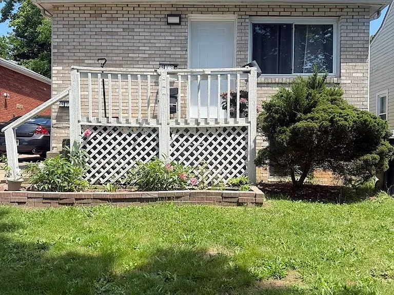 323 Bender Ave — Photo 2