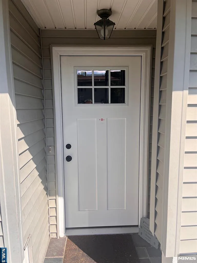 2 bed, 1.0 bath, $3,500 — Photo 2