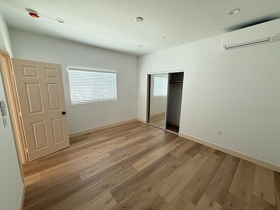 5th image of 4753 Clybourn Ave #55