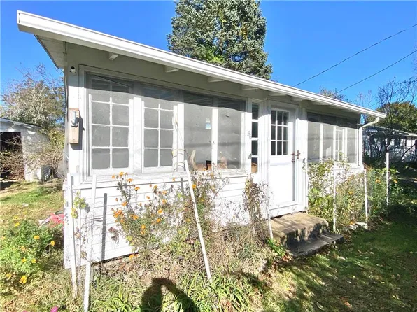 56 Edgeware St, Charlestown, RI 02813