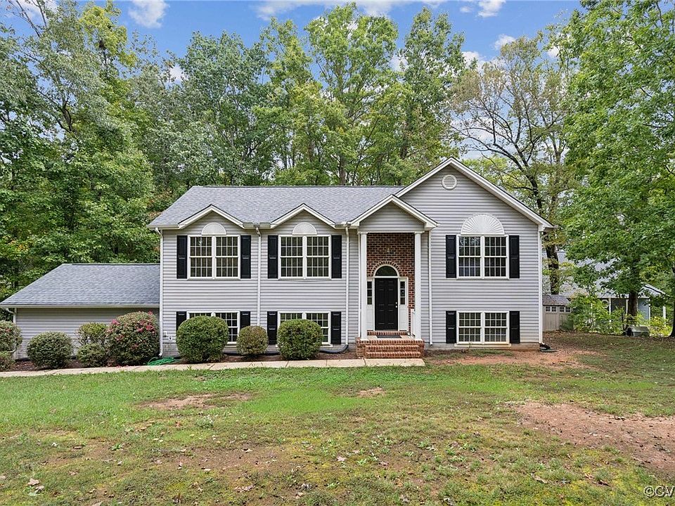 1st image of 996 Lake Heritage Dr