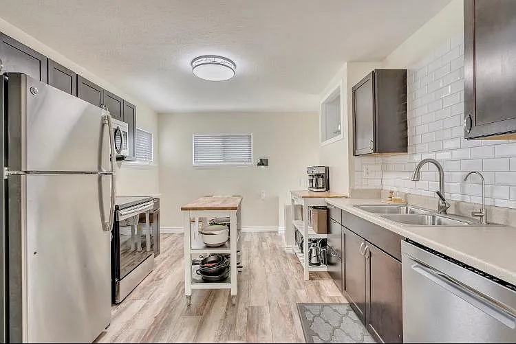 670 E Hollywood Ave — Photo 16
