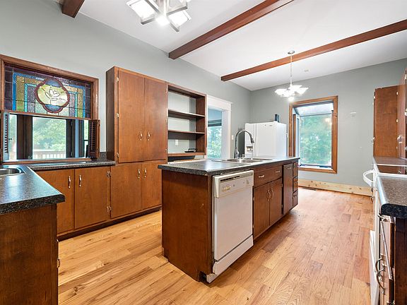 5th image of 104 Junkin St