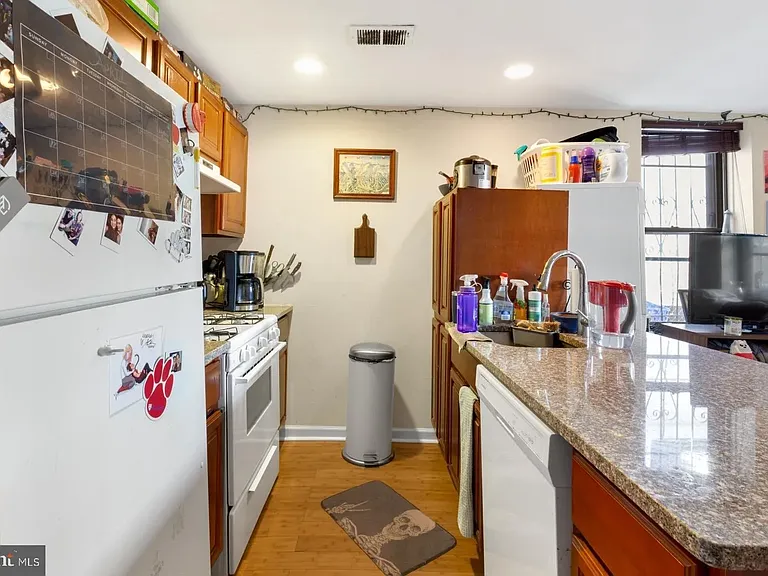 2105 Christian St — Photo 11