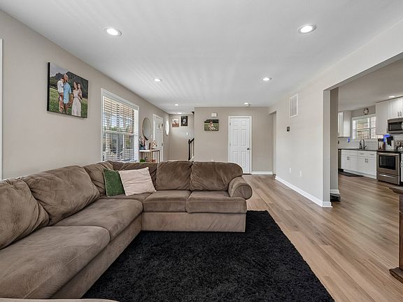 5th image of 63 Dorothy Ln