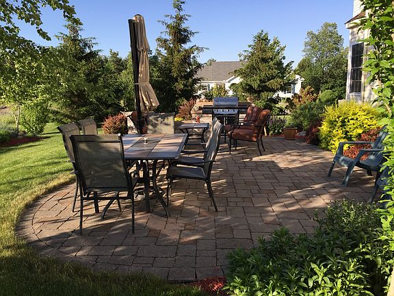 large patio/nat. gas builtin