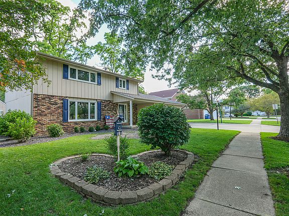3rd image of 778 Woodstock Ln