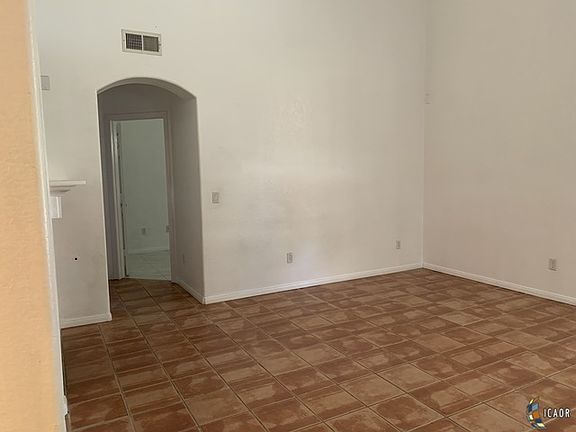 3rd image of 998 Jacaranda Dr