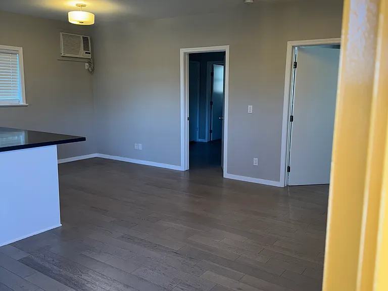 1635 Scott Ave — Photo 7