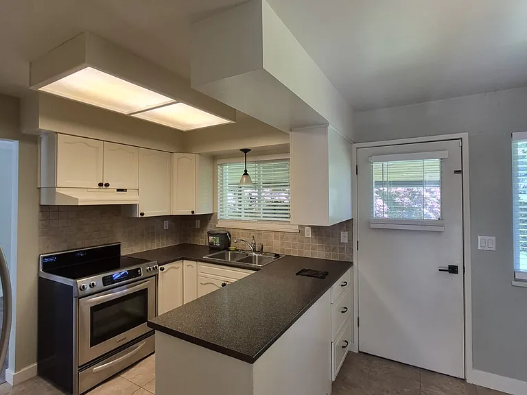 3853 Clematis Cres — Photo 10