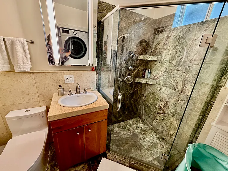 Ground level full bathroom.