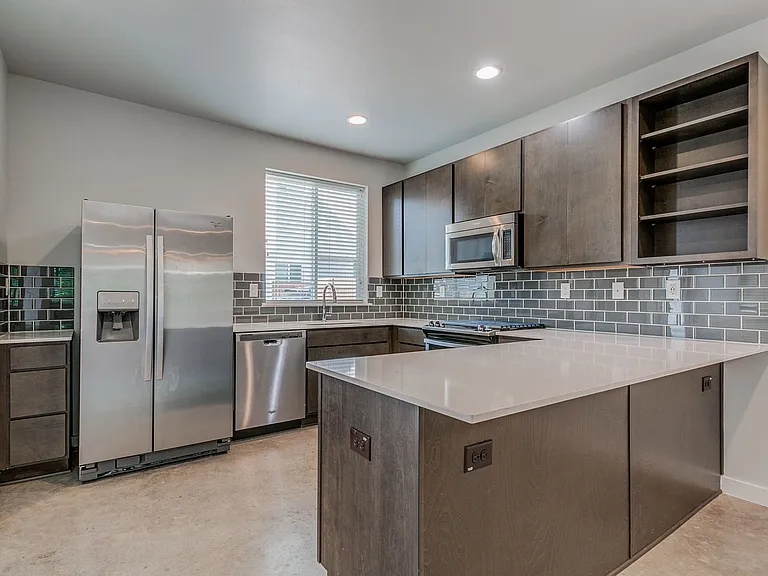 330 Clay St #24 — Photo 11