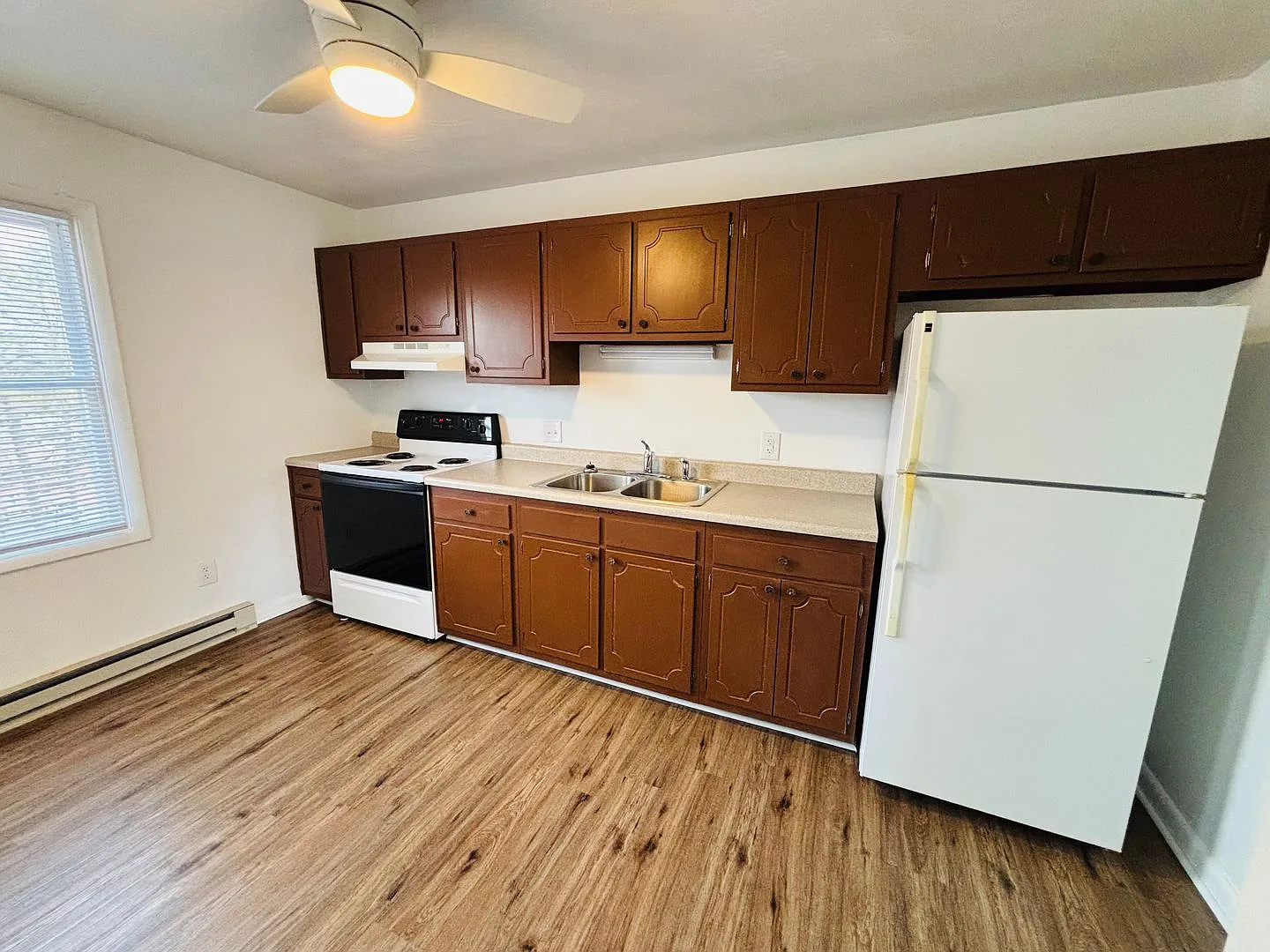 2 Bedroom, 1.5 Bath Apartments — Photo 4