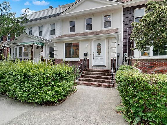 2nd image of 91-30 Park Ln S