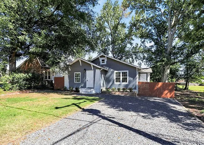 3 bed, 2.0 bath, 1207 sqft, $2,075 — Photo 2
