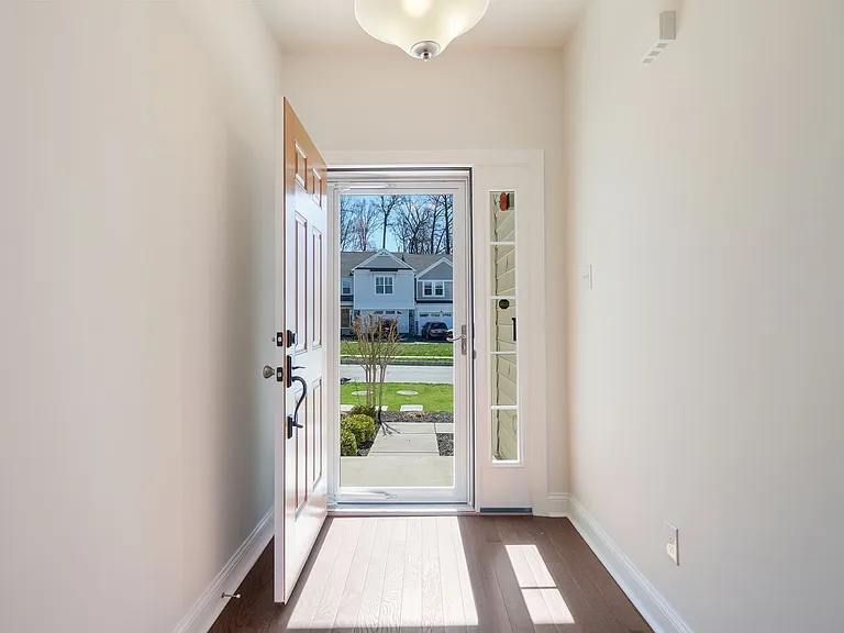 44 Hunters Ln — Photo 2