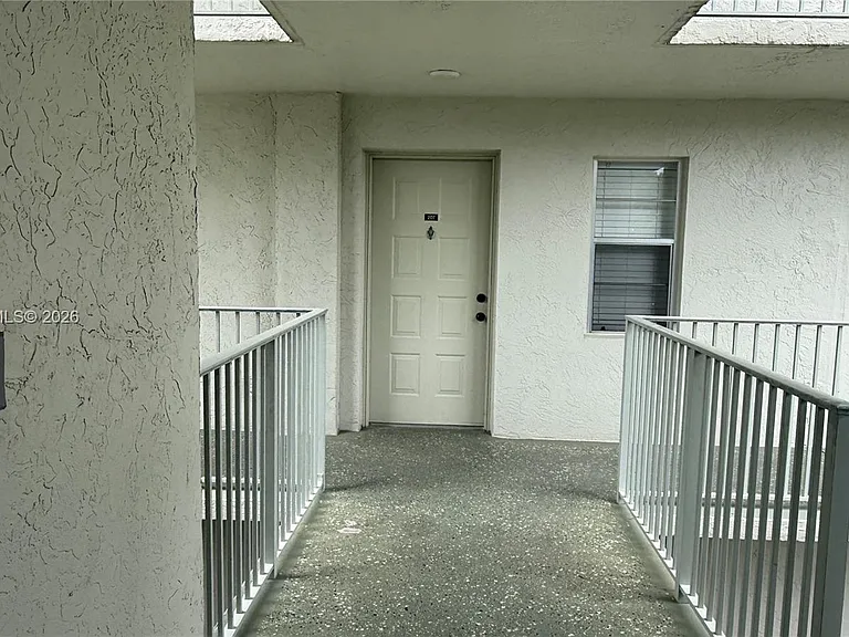 2236 N Cypress Bend Dr #207 — Photo 4