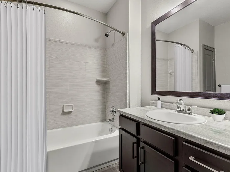 Luxe Lakewood Ranch - Bathroom