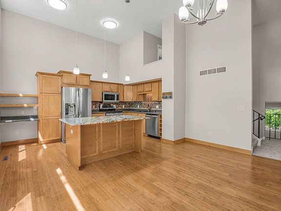 3rd image of 1005 W 105th St