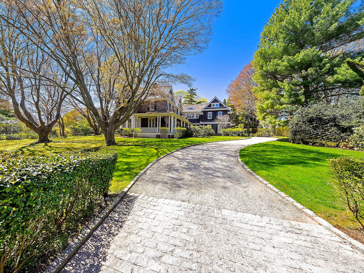 Exquisite Victorian in Bridgehampton Village — Photo 1