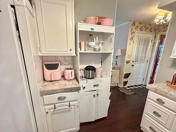 3rd image of 1596 Oakridge Ct