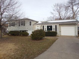 1717 Parkway Dr, Bettendorf, IA 52722