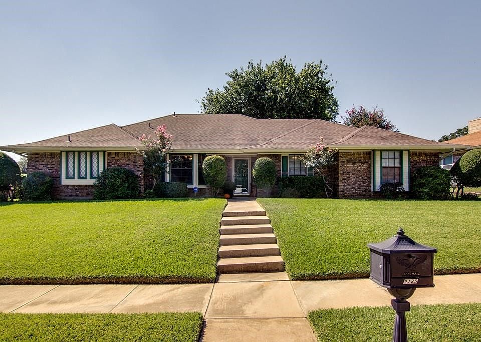 Great Curb appeal- Large corner lot!