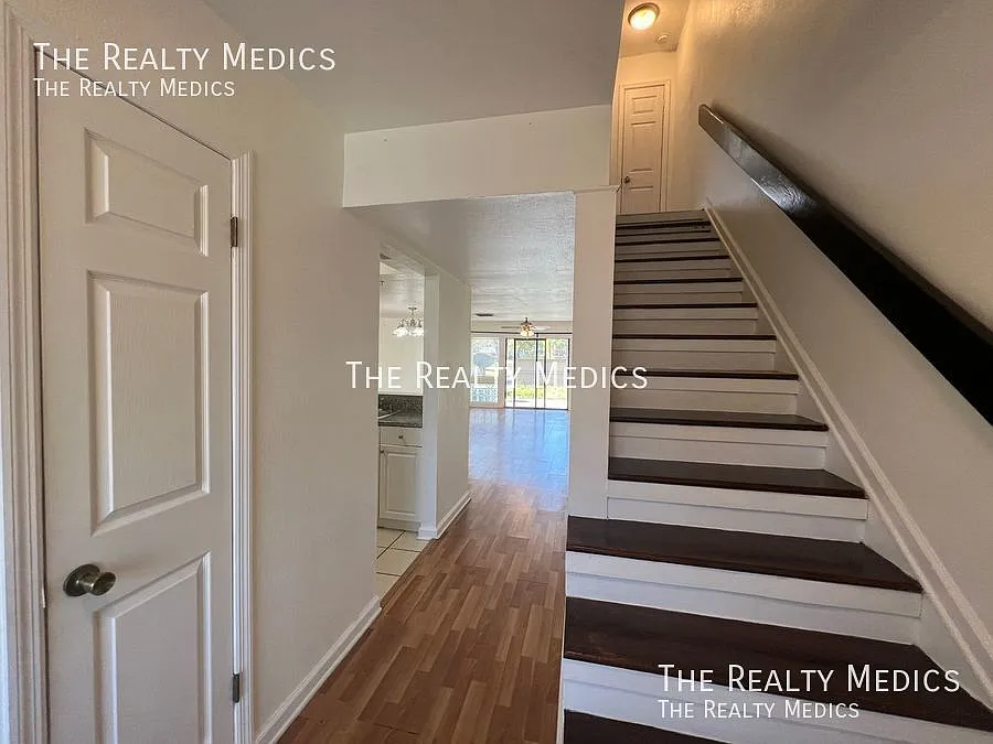 Lovely 2 Bedroom, 1.5 Bathroom Home in Orlando! Minutes from Top Attractions!! (Water Included!) — Photo 3
