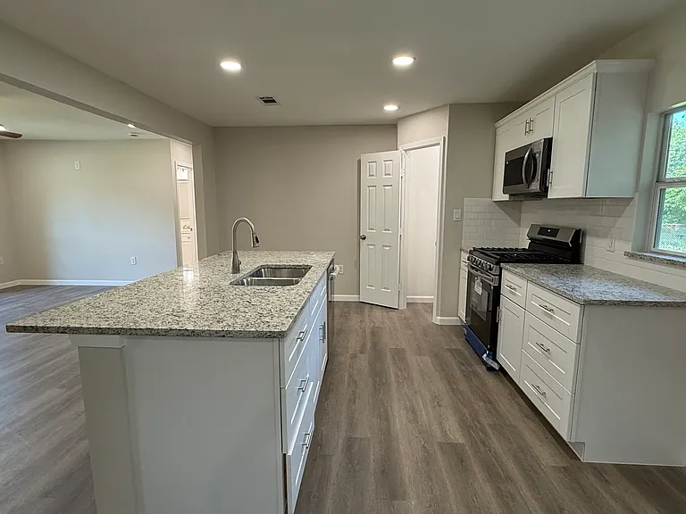 1817 Crescent St — Photo 17