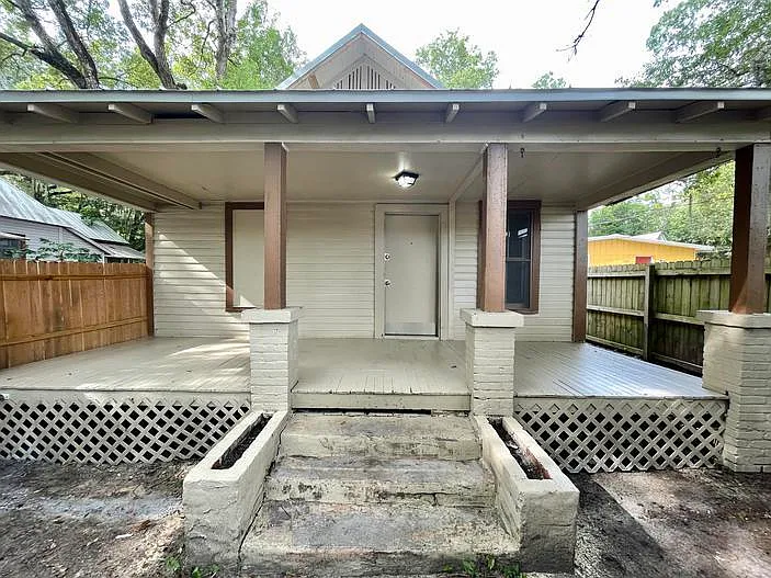 820 NW 1st Pl