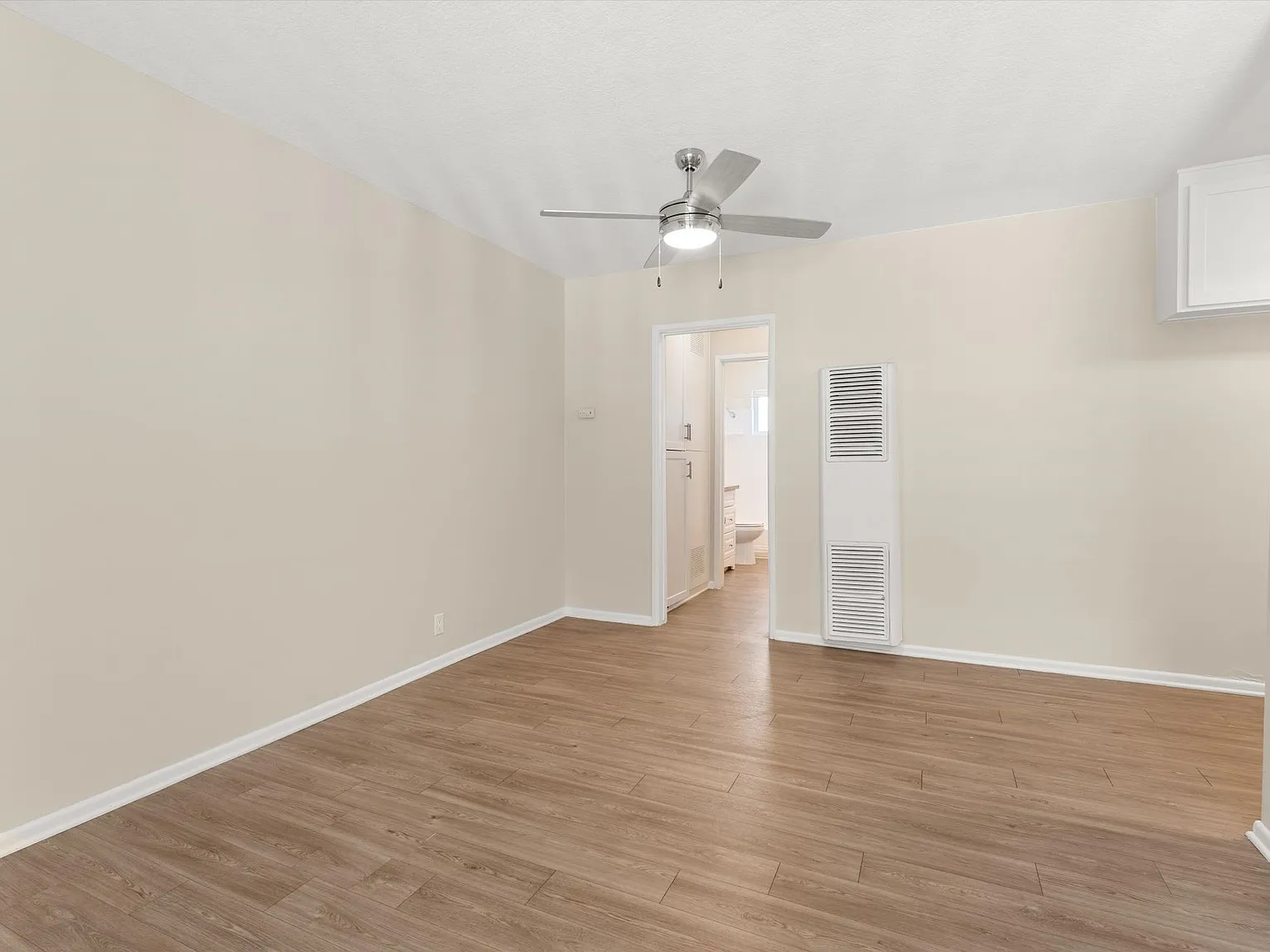 School Circle Apartments - Riverside, CA — Photo 4