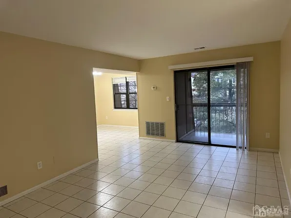 107C Keystone Ct, Woodbridge, NJ 07095