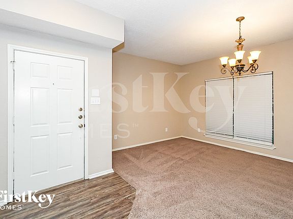 4th image of 2132 Montclair Ln