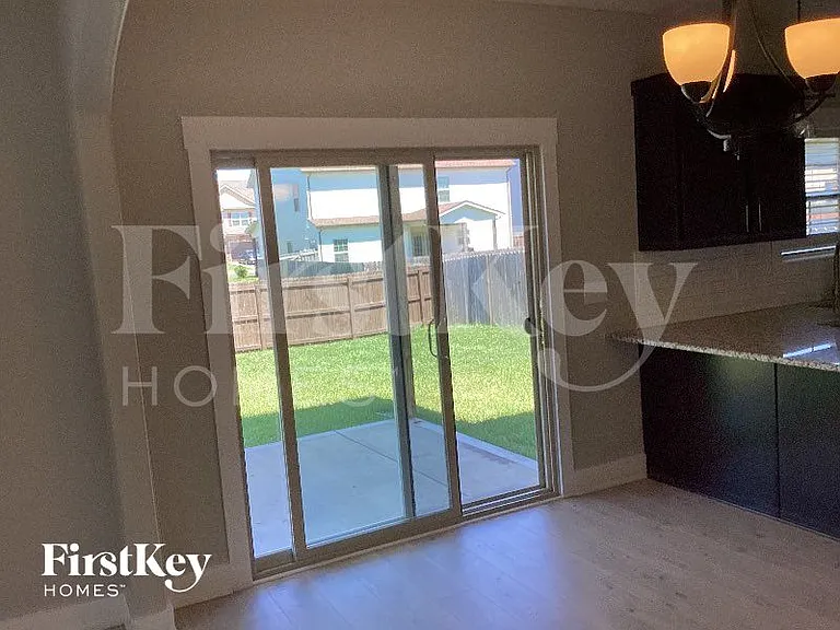 1456 Kingbird Dr — Photo 5