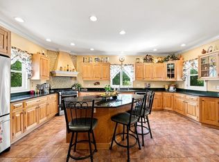 135 Lancaster Dr, Agawam, MA 01001