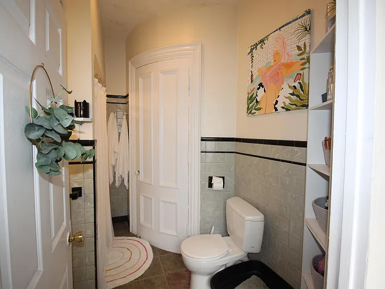 517 E Broadway #2 — Photo 9